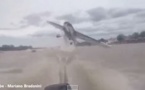 Un avion frôle leur embarcation