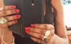 Soumboulou Bathily en mode "selfie"
