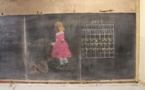 Oubliés dans une école il y a 100 ans, des tableaux de cours retrouvés intacts, livrent leurs plus grands secrets ! Incroyable la technique pour les multiplications..