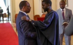 Le Président Macky SALL a reçu ce jeudi son successeur, le Président Bassirou Diomaye Faye, élu lors du premier tour de l’élection présidentielle du 24 mars 2024.