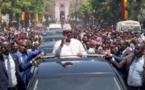 Une immense foule acclame l’ex-président Macky Sall à sa sortie du Palais