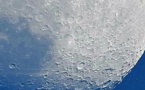 Cet appareil photo a un zoom tellement puissant qu'il permet de voir en détail les cratères de la Lune ! Une petite merveille technologique..