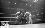 Guerre 1939-1945. Assane Diouf, boxeur français, conseillé par ses soigneurs, lors de son match contre Jean Despeaux. Paris, palais des sports, avril 1941.