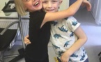 Voilà ce qui s'est passé quand cette petite fille a vu son amoureux perdre ses cheveux à cause d'un cancer ! Sa réaction tellement adorable...