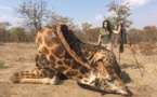 Elle soutient le meurtrier du lion Cécil et affiche clairement les photos de ses “trophées” sur Facebook… Immonde !