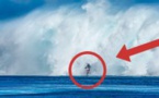 En bricolant sa moto, il réussit à rouler sur la mer et surfe des vagues immenses à Tahiti ! LA vidéo de l'année, à voir absolument..