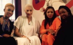 Le mannequin Adja Diallo en toute complicité avec le trio de chanteuses du groupe "Safari"