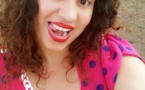 Photo-Nadège la femme de Djily création à fond dans ses grimaces. Regardez