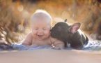 Un bébé et un bouledogue nés le même jour sont les meilleurs amis du monde... Tellement adorable !