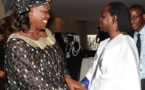 Chaleureuse poignée de mains entre Baba Maal et la Première dame