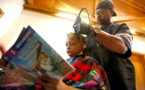 Comment faire lire ses enfants ? Ce coiffeur a trouvé une solution vraiment imparable !