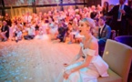 Toutes les filles en rêvent. Pour leur mariage, il surprend sa femme et le résultat est énorme !