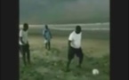 Vidéo: Le Président Macky Sall joue au foot sur la plage de Popenguine