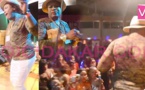 Vidéo - Un Amzozo arrose Wally Seck de billets de banque lors de sa tournée européenne