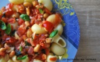 Pâtes à la sauce pimentée aux tomates, basilic et cacahuètes