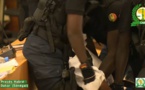 Vidéo - Habré maintenu par quatre gaillards et emmené de force dans la salle. Regardez le film