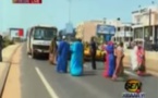 Pour manifester leur colère, les pèlerins bloqués à Dakar barrent la route de l’aéroport