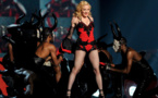 Quand ils sont en retard, les danseurs de Madonna doivent lui embrasser le pied