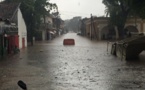 Vidéo: Un Toubab sauvé in extremis des inondations à Thiès, Les thièssois tendent la main à leur Président Macky Sall pour régler le problème  Regardez: