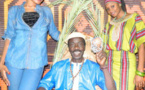 Souleymane Faye prend la pose avec le groupe Rafa de Saint-Louis