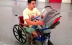 À 16 ans, il change la vie d’une maman handicapée et désespérée en inventant une chaise roulante vraiment spéciale !