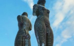 En Géorgie, deux immenses statues s'enlacent ! Découvrez l'histoire derrière cette oeuvre d'art !