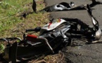 Accident à hauteur de l'Université Dakar Bourguiba : Un scooter roulant à vive allure s'encastre dans un taxi, deux blessés graves