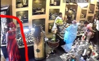 Vidéo - Une dame vole un bijou d’une valeur de 2 millions et le dissimule dans son slip