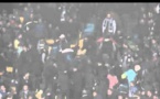 Choquant: quatre fans noirs attaqués en plein match