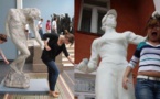 Ces 34 personnes qui n’ont pas pu s’empêcher de faire les marioles devant une statue… La photo 27 est énorme !