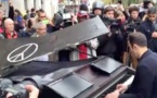 Un inconnu a ramené son piano à queue jusqu’au Bataclan pour rendre un poignant hommage aux victimes... Aucun mot n'est assez fort.