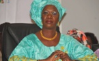 Après avoir été reçue par le Khalife général des mourides, Anta Sarr Diacko remet du riz aux différentes familles mourides 