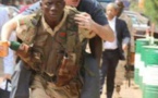 Arrêt sur image: Un touriste sur le dos d'un soldat malien