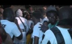 Vidéo - Un homme se fait tabasser en plein dahira à Mbour par une femme en trance à cause des chants religieux . Regardez	