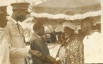 Mamadou Dia accompagné d'Abdou Diouf (ici gouverneur du Sine-Saloum), rencontre Cheikh El Hadj Ibrahima Niasse dit Baye Niasse, en 1962