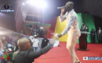 Vidéo - Paco Jackson Thiam couvre Pape Diouf de billets de banque