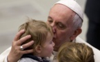 Un baiser du pape François aurait guéri la tumeur d’un bébé
