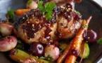 Cailles laquées à la confiture de cerises noires, petits légumes rôtis