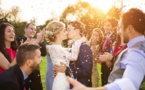 Une entreprise se propose de payer votre mariage. Mais si jamais vous divorcez, l'addition sera TRÈS salée !