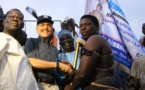 Combat de lutte Gambien – Bébé Saloum : L’ Ambassadeur des Etats Unis, James Zumwalt , un fervent des richesses de la culture sénégalaise
