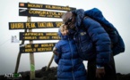 À 86 ans, elle gravit le Kilimandjaro et bat un record mondial pour rendre hommage à sa soeur décédée !