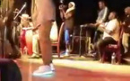 Visez les chaussures lumineuses de Waly Seck