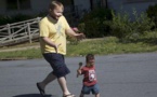 Les photos de ces parents avec leurs enfants vont vous faire flipper... Normal : les visages ont été inversés !