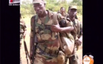 Pape Cheikh Diallo montre une image de Mamadou Mouhamed Ndiaye en tenue de soldat