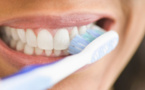 Dentifrice blanchissant : dangereux tous les jours ?