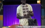 Il vient sur le plateau de Tounkara avec un sac à main