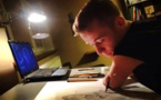 Cet artiste né sans mains dessine les portraits les plus réalistes qui soient