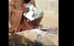 Un homme en colère brûle des magazines de Jeune Afrique