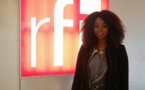 Adiouza dans les studios de RFI pour faire la promo de son actualité musicale
