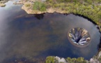 Ce trou géant en plein milieu d'un lac laisse perplexe au premier regard. Mais quel est son secret ?